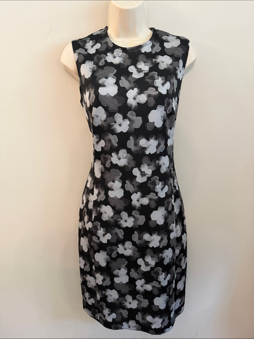 Of Mercer Chic Black Sleeveless Midi Dress with Monochrome Floral Print size 8